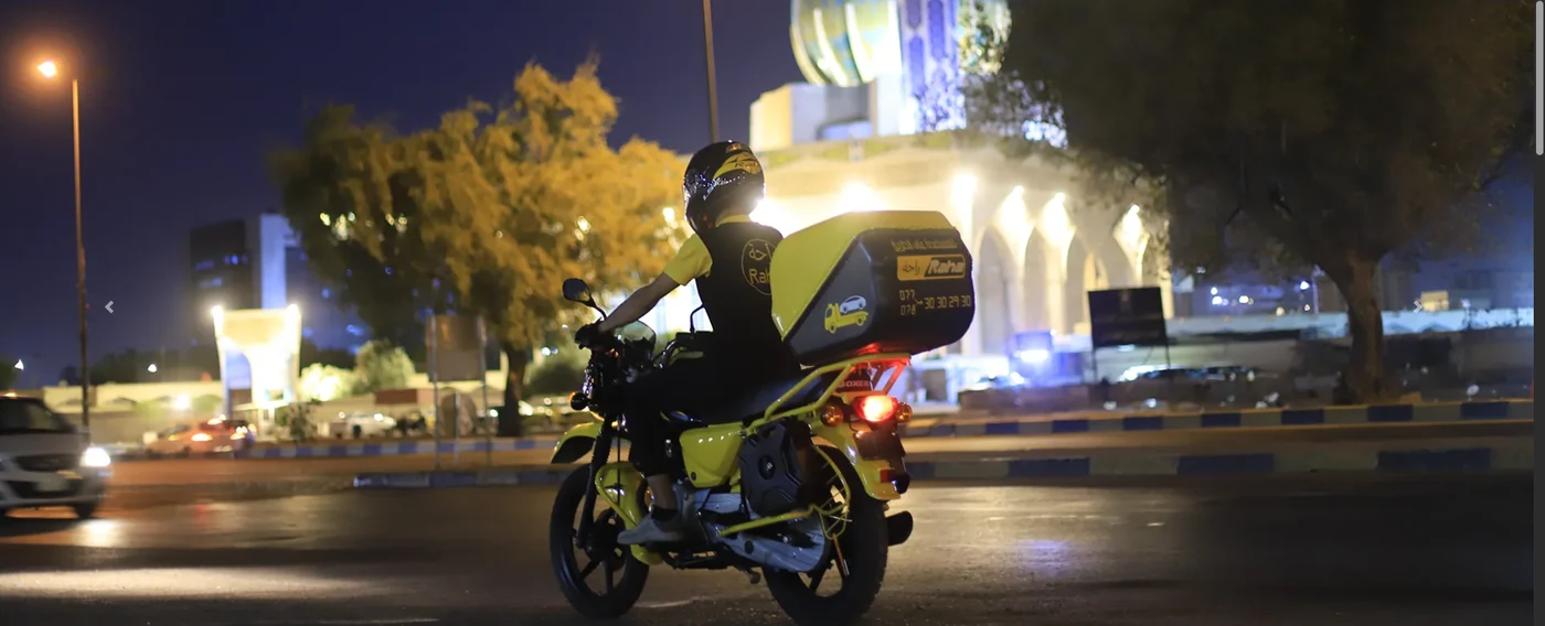 أحد أفراد فريق الاستجابة في راحة يقود دراجة الدعم ذات العلامة الصفراء والسوداء ليلًا